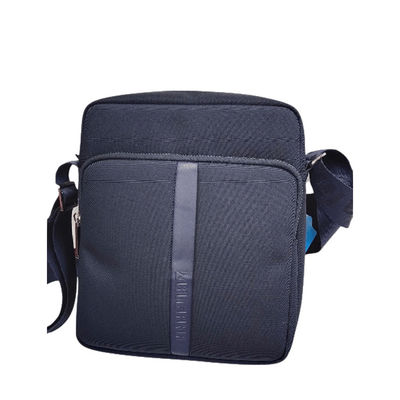 Bolso ligero con 2 bolsillos y cierre con cremallera Color negro