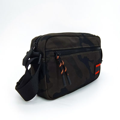 Bolso de hombro negro personalizado con correa ajustable.