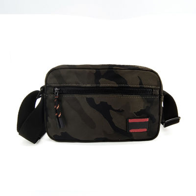 Bolso de hombro negro personalizado con correa ajustable.