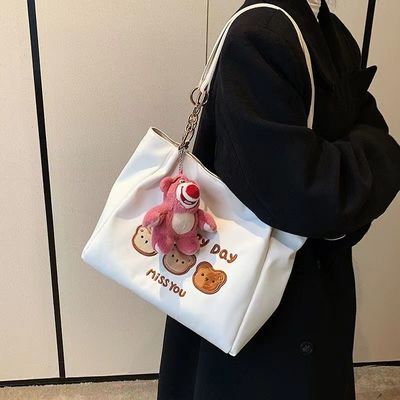 Bolso de mano blanco y negro con banda ajustable de revestimiento de tela