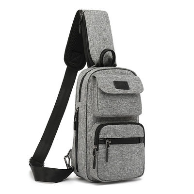 Bolsa de cuerpo cruzado con cierre de cremallera con color gris negro